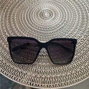 QUAY black matte, gold metal sides